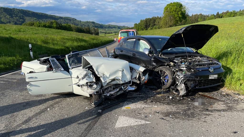 Cabriofahrer wird übersehen – und bei heftigem Crash verletzt