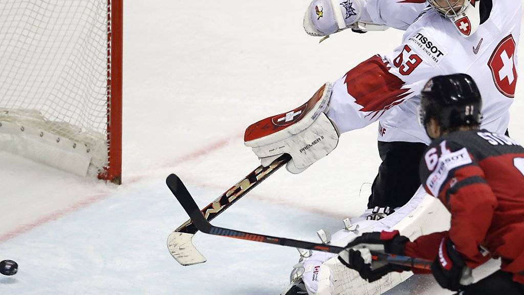 Der letzte Stich ins Schweizer Hockey-Herz: Mark Stone erzielt in der Verlängerung gegen Goalie Leonardo Genoni das dritte Tor der Kanadier