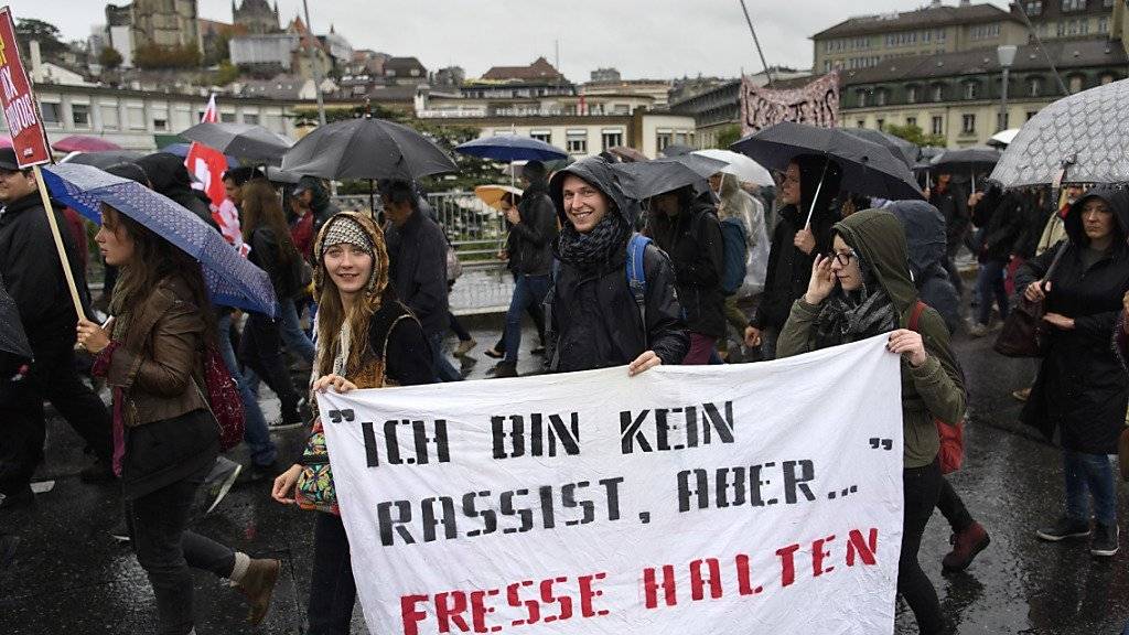 Rund 2500 Personen demonstrierten am Samstag in Lausanne für das Recht auf Asyl und gegen ungerechtfertigte Ausschaffungen.