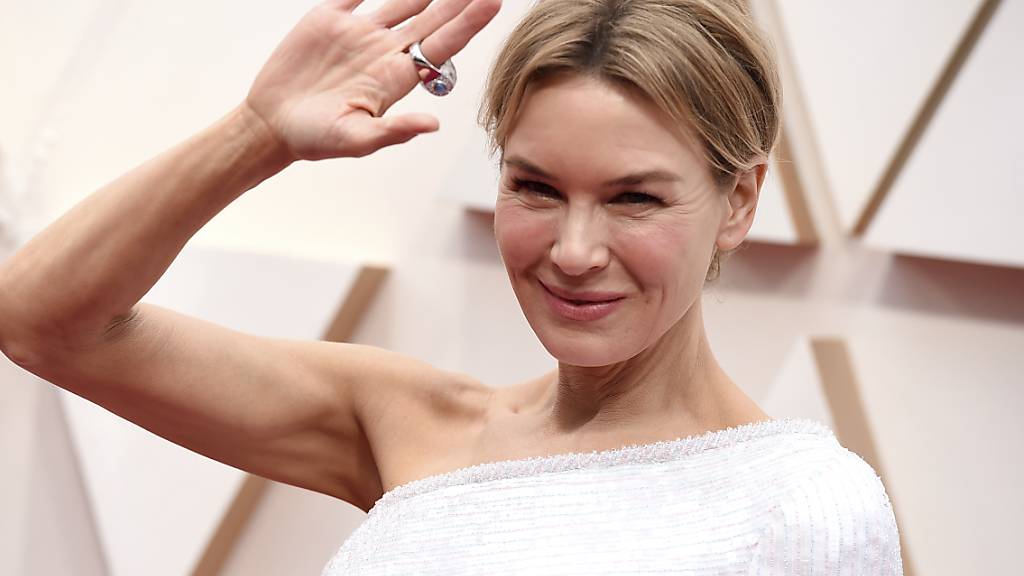 Die Schauspielerin Renée Zellweger schreitet auf dem roten Teppich zur Oscar-Gala.