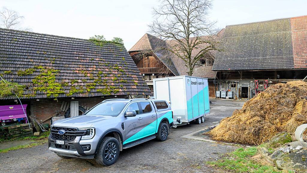 Eine mobile Schlachteinheit vor einem Hof im Kanton Bern. Rund 250 Bauernbetriebe führen Hofschlachtungen durch und ersparen damit den Tieren den Transport und Aufenthalt in einem Schlachthof.