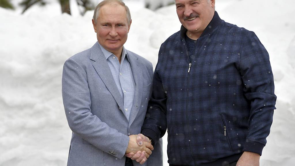 Wladimir Putin (l), Präsident von Russland,  posiert mit Alexander Lukaschenko, Präsident von Belarus, während ihres Treffens im Schwarzmeerort Sotschi für ein Foto. Foto: Alexei Druzhinin/Pool Sputnik Kremlin/dpa