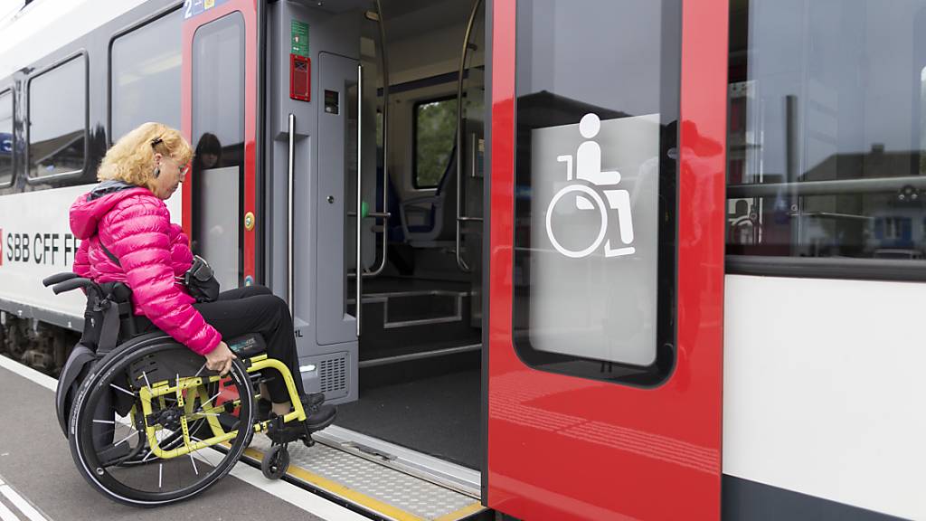 Von den Anpassungen beim Bahnhof Schwyz sollen künftig beispielsweise Reisende im Rollstuhl profitieren. (Symbolbild)