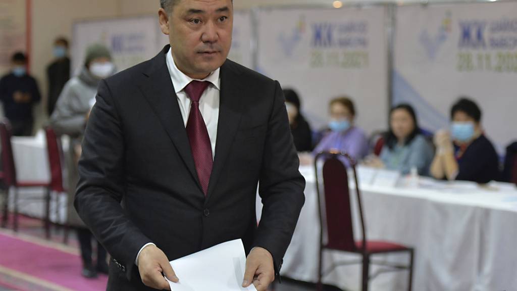 Sadyr Schaparow, Präsident von Kirgistan, bereitet sich auf die Stimmabgabe in einem Wahllokal während der Parlamentswahlen vor. In dem Hochgebirgsland an der Grenze zu China sind die Menschen zur Abstimmung über eine neue Volksvertretung aufgerufen. Foto: Vladimir Voronin/AP/dpa