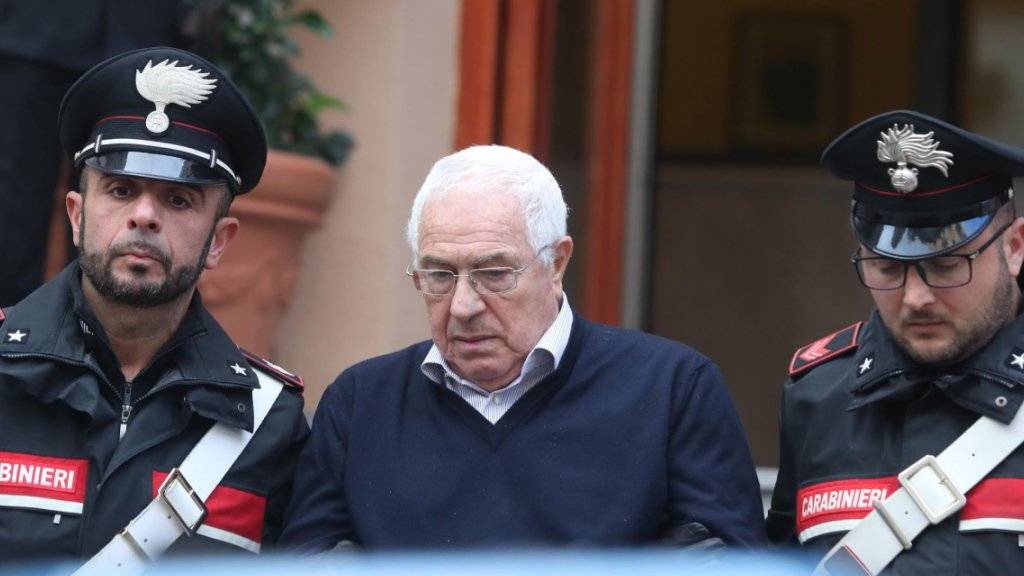 Ab hinter Gitter: Der 80-jährige neue Boss der sizilianischen Mafia Cosa Nostra nach seiner Verhaftung in Palermo.