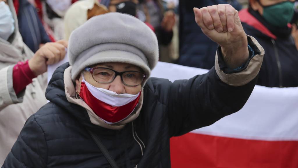 Eine ältere Frau protestiert während einer Kundgebung der Opposition gegen die offiziellen Ergebnisse der Präsidentschaftswahlen. Bei den Protesten von Senioren gegen den Machthaber Lukaschenko sind nach Angaben von Menschenrechtlern mehr als 70 Menschen festgenommen worden. Foto: AP/dpa