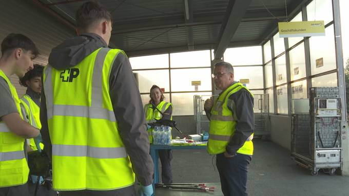 Clean-Up-Day: Post-Mitarbeitende sammeln in Rothenburg Abfall ein