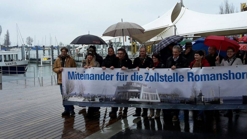Rund 150 Personen protestieren am Samstag in Romanshorn TG gegen die geplante Schliessung der Zollstelle.
