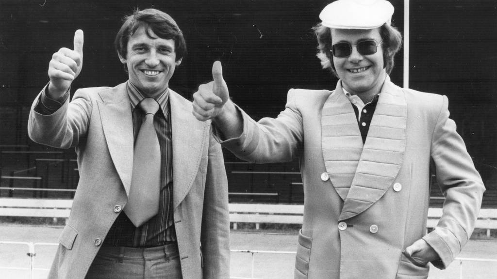 Elton John (rechts) als Präsident von Watford 1977. Links steht Trainer Graham Taylor.