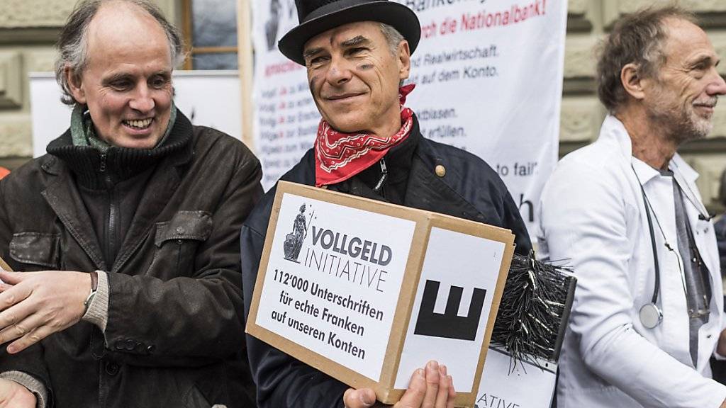 Zur Abstimmung über die Vollgeld-Initiative hat ein Aargauer eine Abstimmungsbeschwerde eingereicht. Im Bild: Als Berufsleute verkleidete Aktivisten bei der Einreichung der Initiative im Dezember 2015. (Archivbild)