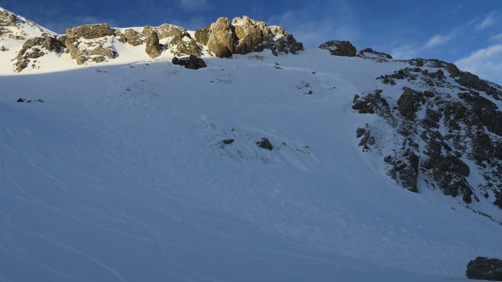 Am Donnerstag wurde in Celerina im Kanton Graubünden ein Snowboarder von einer Lawine verschüttet. Er verstarb noch auf dem Lawinenkegel.