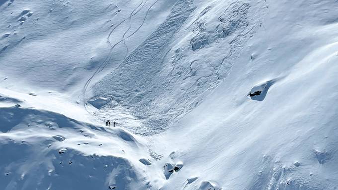 Skifahrer aus dem Kanton Zürich wird im Wallis von Lawine verschüttet und stirbt