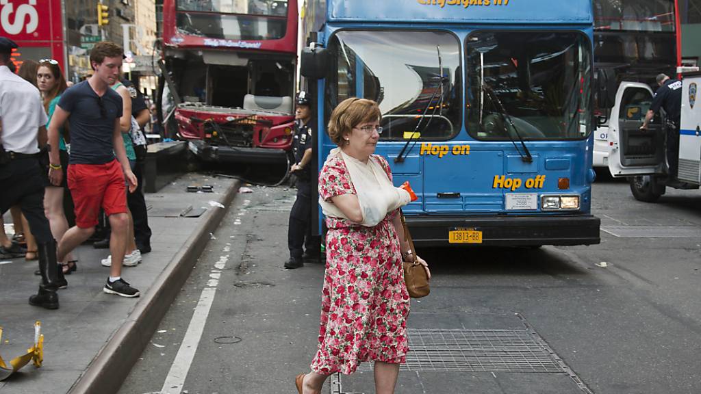 Mindestens 18 Menschen mussten wegen eines Busunfalls im New Yorker Stadtteil Manhattan in ein Spital gebracht werden.