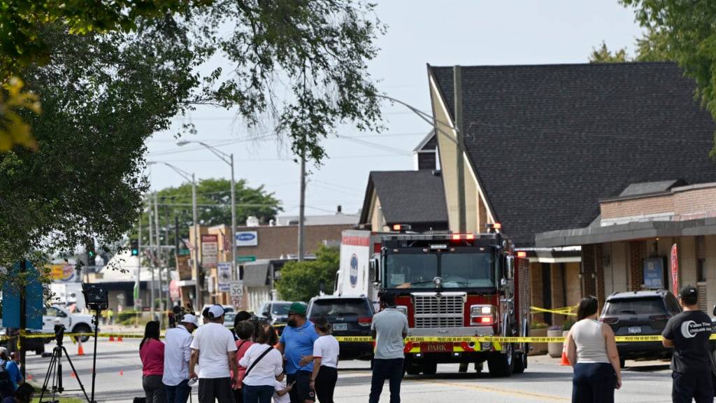 Ermittler des FBI untersuchen den Tatort. Foto: Paul Beaty/AP/dpa
