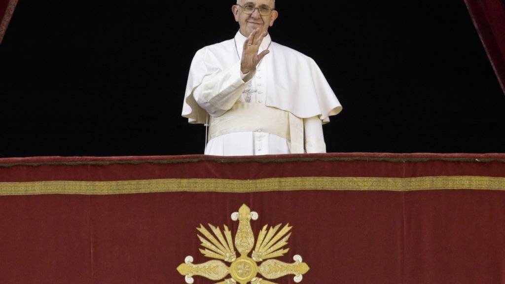 Papst Franziskus spricht von der Loggia des Petersdoms aus den traditionellen Segen «Urbi et Orbi».
