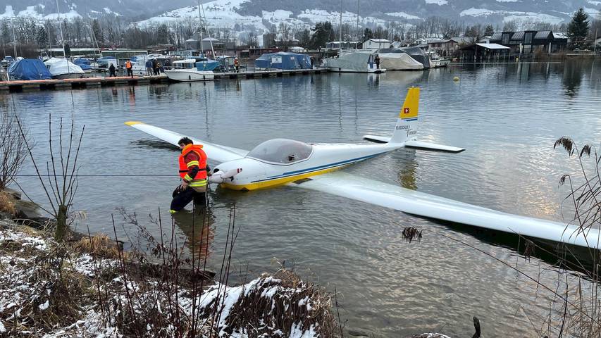 Wangen-Lachen (SZ): Sportflugzeug stürzt in den Zürichsee – Pilot unverletzt