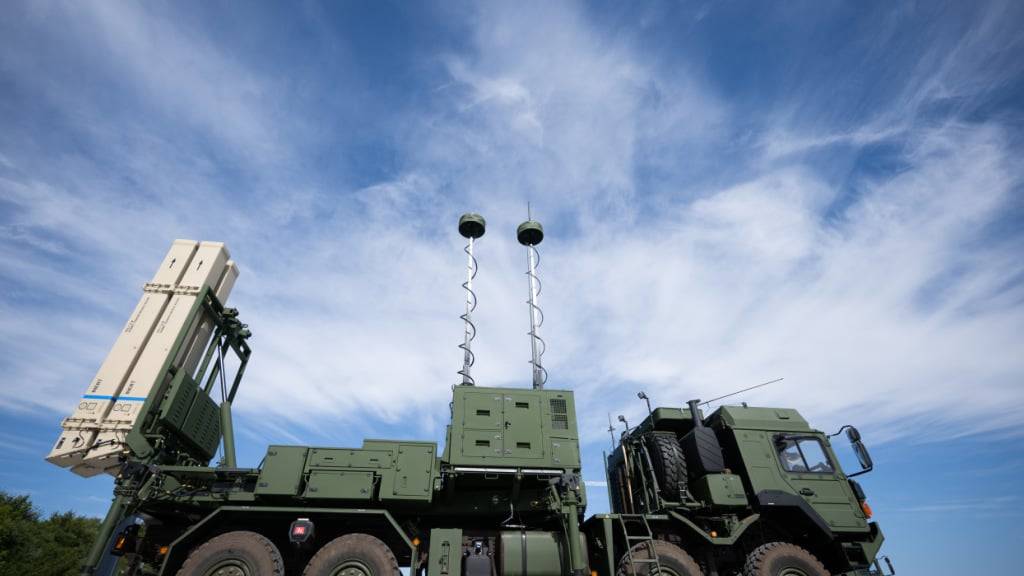 Das Luftverteidigungssystem IRIS-T SLM der deutschen Firma Diehl Defence: Die Schweiz beschafft fünf IRIS-T SLM Systeme zur bodengestützten Luftverteidigung mittlerer Reichweite. (Archivbild)