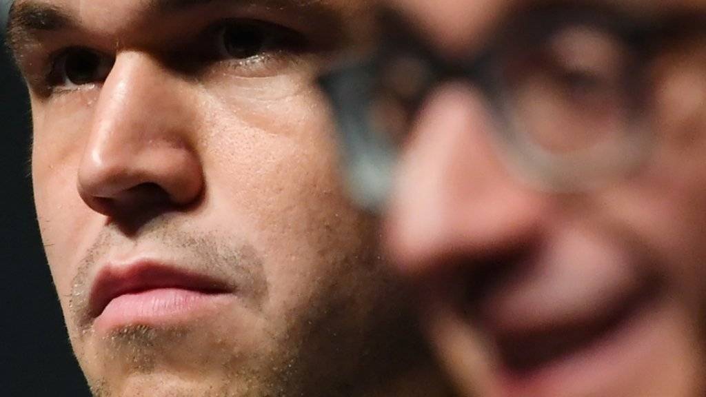 In den bislang drei Partien hatte Magnus Carlsen (links) den etwas schärferen Blick. Gleichwohl steht der WM-Kampf noch remis.