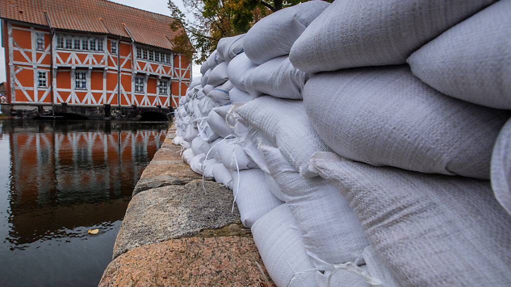 Wegen einer erwarteten Sturmflut an der Ostseeküste sind Uferbereiche in der deutschen Stadt Wismar mit Sandsäcken verstärkt. Foto: Jens Büttner/dpa