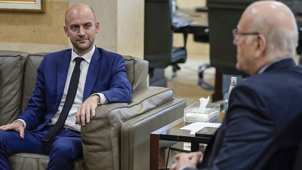 ARCHIV - Der französische Außenminister Jean-Noel Barrot, links, trifft den libanesischen geschäftsführenden Ministerpräsidenten Nadschib Mikati. Foto: Bilal Hussein/AP/dpa