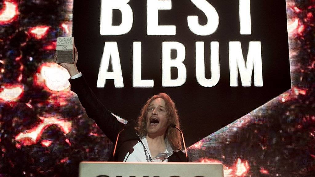 Sänger Nic Maeder bedankt sich im Namen seiner Band Gotthard für den Swiss Music Award in der Kategorie Best Album an den Swiss Music Awards 2015. Fast wäre es nicht dazu gekommen: 2012 wurde Maeder beinahe von einer Gerölllawine begraben. (Archivbild)