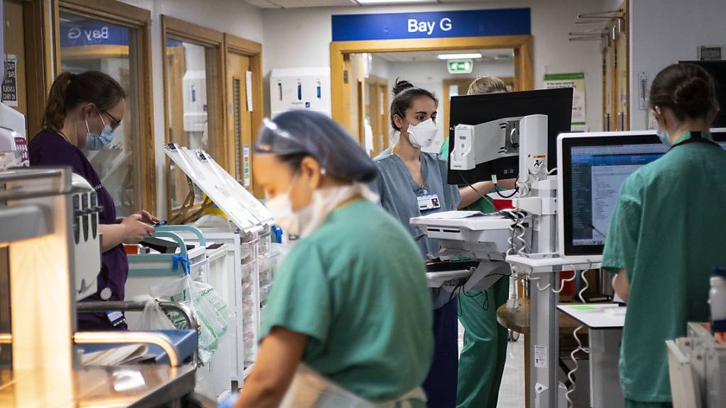 Krankenschwestern arbeiten auf einem Korridor einer Akut-Station im St. Georges Krankenhaus.
