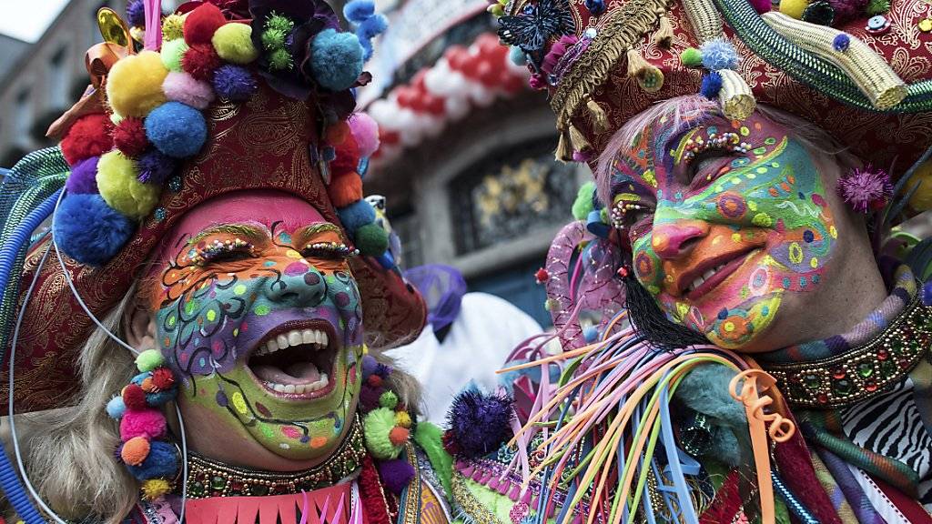 Lassen sich die Laune durch Sturmwarnungen nicht verderben: Kostümierte am Karneval in Düsseldorf.
