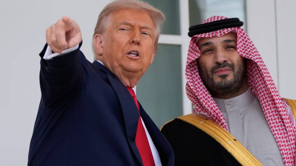 US-Präsident Donald Trump geht mit dem saudi-arabischen Kronprinzen Mohammed bin Salman entlang der Kolonnade im Weißen Haus. Foto: Alex Brandon/AP/dpa