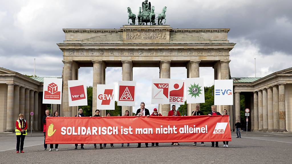 «Solidarisch ist man nicht allein!» 1. Mai-Demonstranten vor dem Brandenburger-Tor in Berlin.