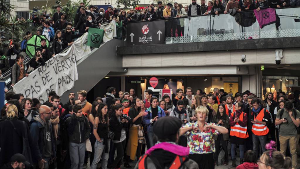 Aktivisten haben am Samstag ein Einkaufszentrum in Paris besetzt und teils für chaotische Zustände gesorgt.