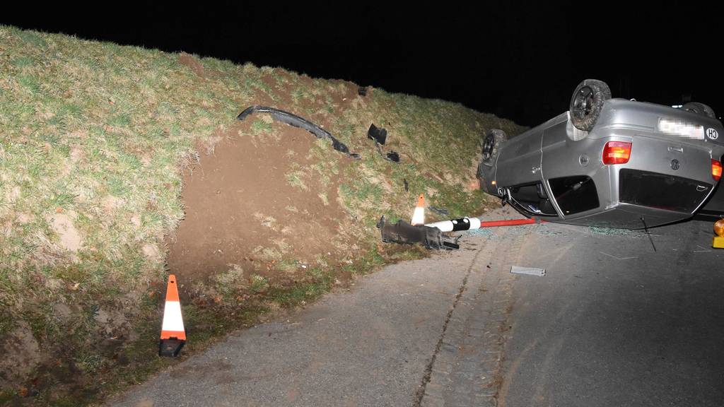 Das Auto überschlug sich und landete auf dem Dach.