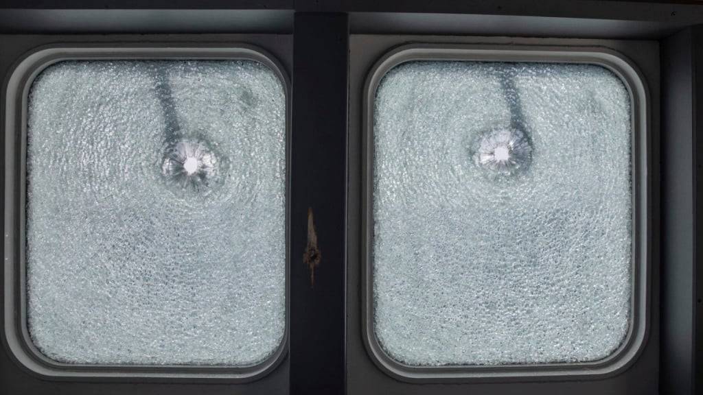 dpatopbilder - HANDOUT - Ein Blick auf die von Kugeln durchlöcherten Fenster der «MV Ocean Viking», einem von der gemeinnützigen Organisation SOS Mediterranee gecharterten Such- und Rettungsschiff, das nach Angaben der Organisation von der libyschen Küstenwache beschossen wurde, etwa 40 Seemeilen nördlich der libyschen Küste. Foto: Max Cavallari/Max Cavallari/SOS MEDITERRANEE/AP/dpa - ACHTUNG: Nur zur redaktionellen Verwendung bis zum 07.09.2025 im Zusammenhang mit der aktuellen Berichterstattung und nur mit vollständiger Nennung des vorstehenden Credits