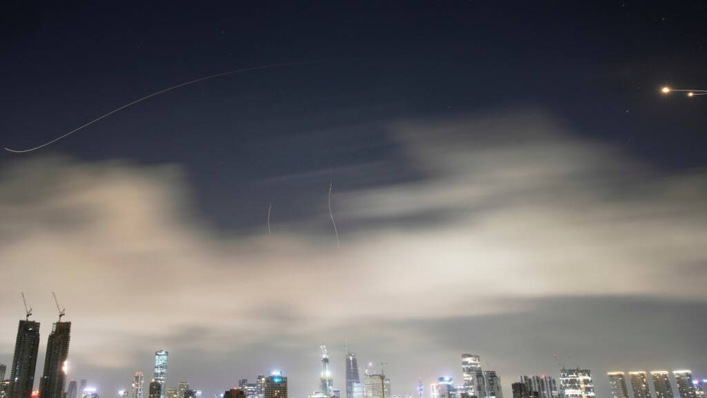 dpatopbilder - Ein israelisches Luftabwehrsystem feuert, um Raketen während eines iranischen Angriffs über Tel Aviv abzufangen. Foto: Ohad Zwigenberg/AP/dpa