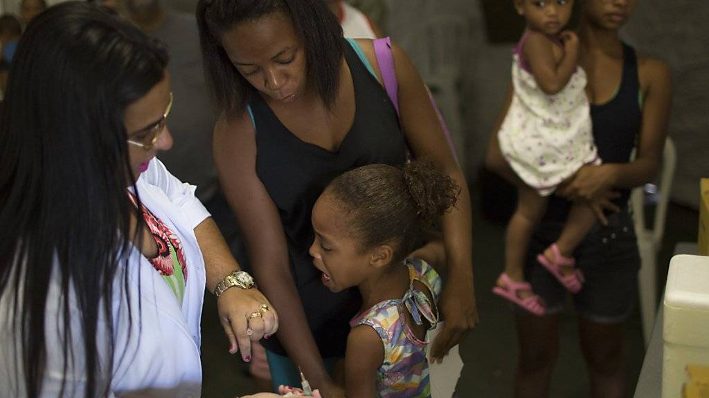 Tais da Silva Almeida bringt ihre Tochter zur Impfung in Casimiro de Abreu: In Brasilien breitet sich das Gelbfieber aus.