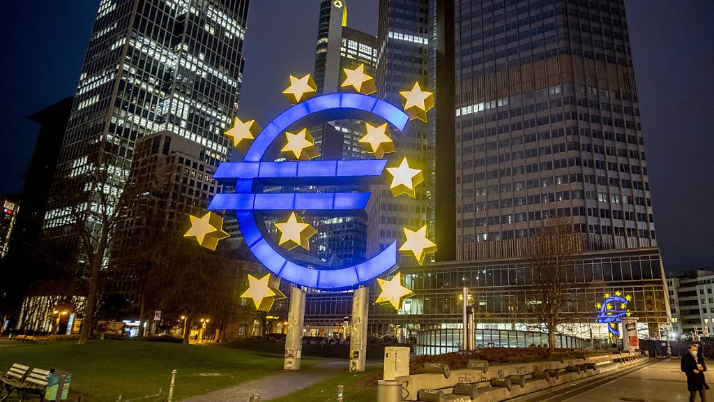 Im Euro-Währungsraum herrscht schlechte Stimmung, das zumindest geht aus dem vom Konjunkturforschungsinstitut Sentix erhobenen Indikator für den laufenden Monat hervor. Im Bild die Euro-Skulptur in Frankfurt. (Symbolbild)
