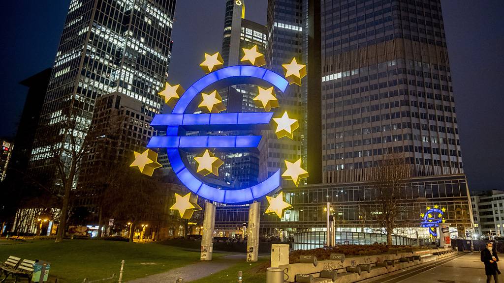 Im Euro-Währungsraum herrscht schlechte Stimmung, das zumindest geht aus dem vom Konjunkturforschungsinstitut Sentix erhobenen Indikator für den laufenden Monat hervor. Im Bild die Euro-Skulptur in Frankfurt. (Symbolbild)
