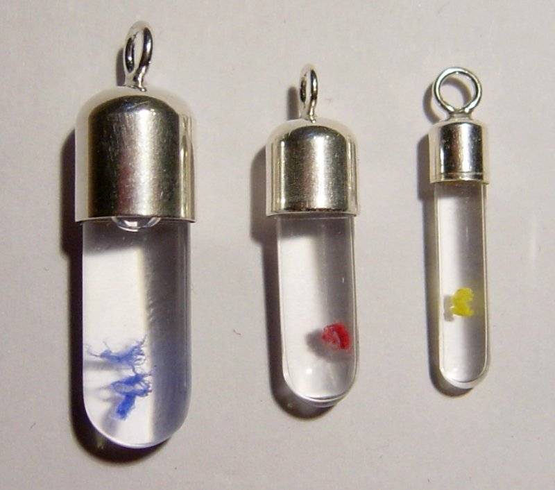 Die DNA-in den Glasröhrchen können als Halskette oder Schlüsselanhänger gebraucht werden. (Bild: DNA4U)