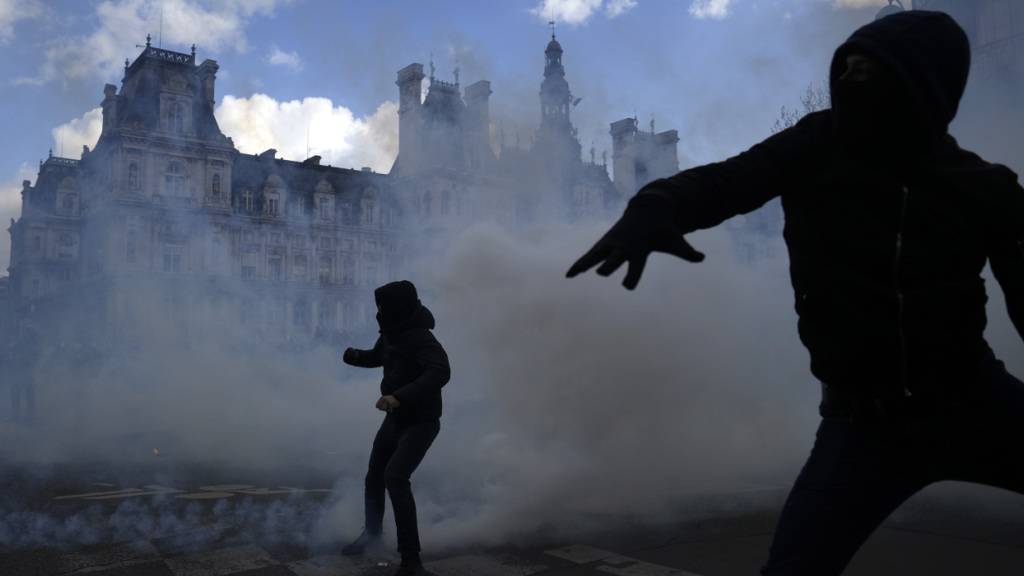 ARCHIV - Jugendliche stoßen mit der Polizei während einer Demonstration zusammen. Foto: Lewis Joly/AP/dpa