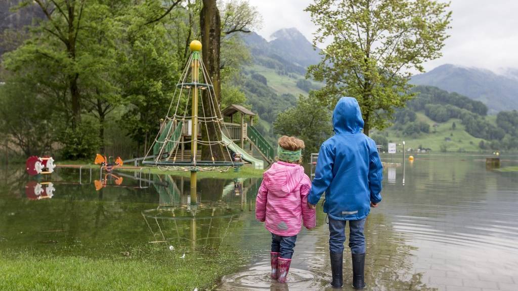 Zwei Kinder nach straken Regenfällen im Kanton Schwyz.