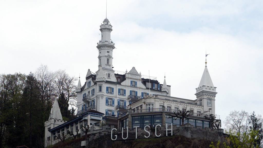 Das Hotel Chateau Guetsch hoch ueber der Stadt Luzern am Sonntag 23. April 2006 wird zur Zeit von der Eigentuemerin UBS zum Verkauf angeboten.