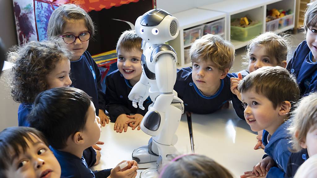 Nao, der menschenähnliche Roboter, kann auf die Aufmerksamkeit der Kinder zählen.