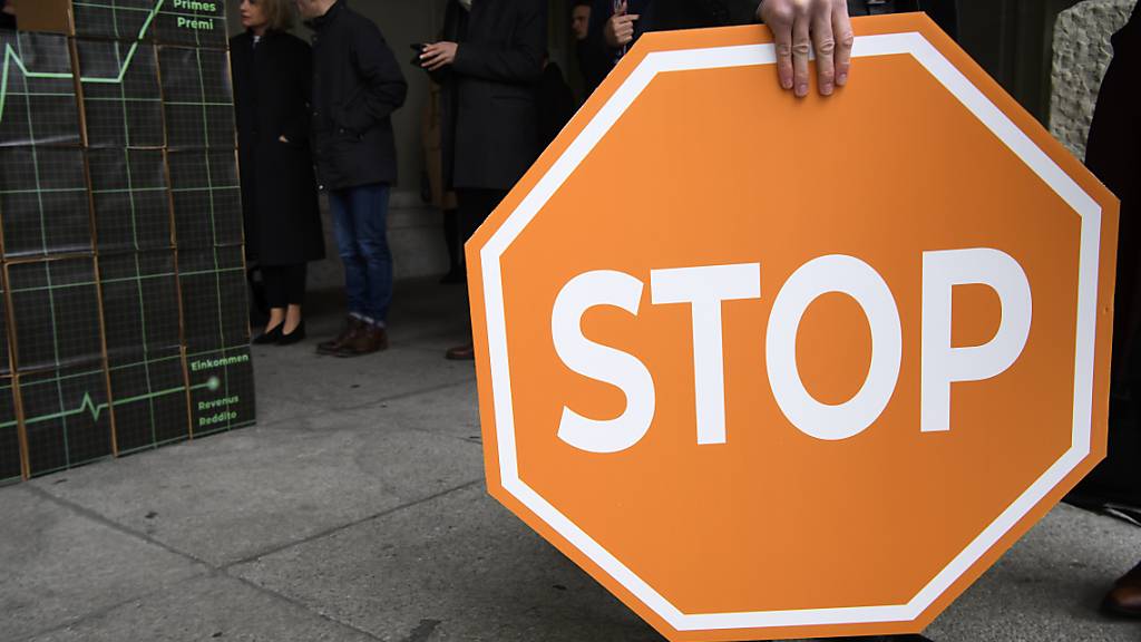 Die Mitte-Partei will das Krankenkassenprämienwachstum stoppen. Sie hält trotz verabschiedeten Gegenvorschlags durch das Parlament an ihrer Kostenbremse-Initiative fest. Damit haben Volk und Stände das letzte Wort. (Archivbild)