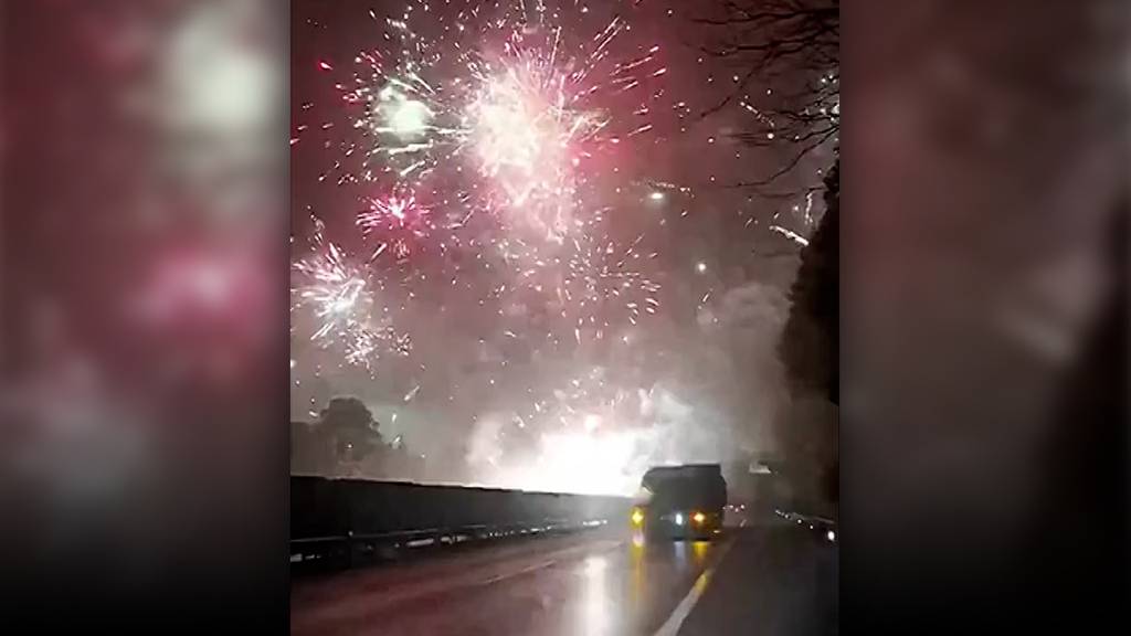 Feuerwerkskörper schiessen nach Unfall auf der Autobahn in die Luft