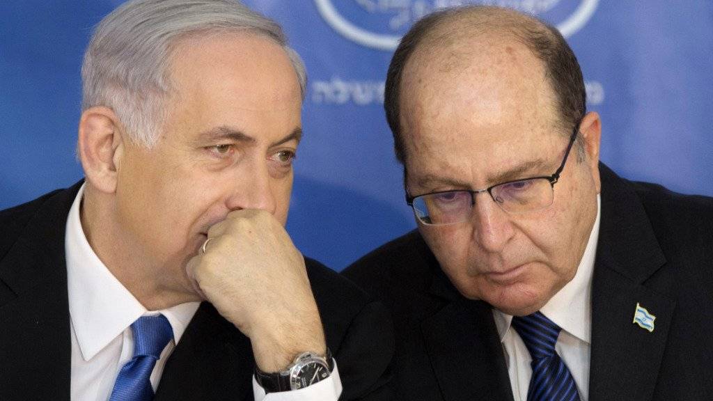 Jaalon (r.) hat mit Netanjahu (l.) gebrochen - der Verteidigungsminister empfindet die Kritik des Regierungschef als unangemessen.