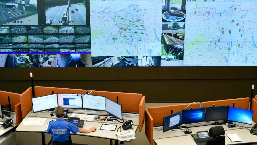 Blick in die kantonale Notrufzentrale in Aarau: Künftig sollen Notrufe auch per Textfunktion abgesetzt werden können. (Archivbild)