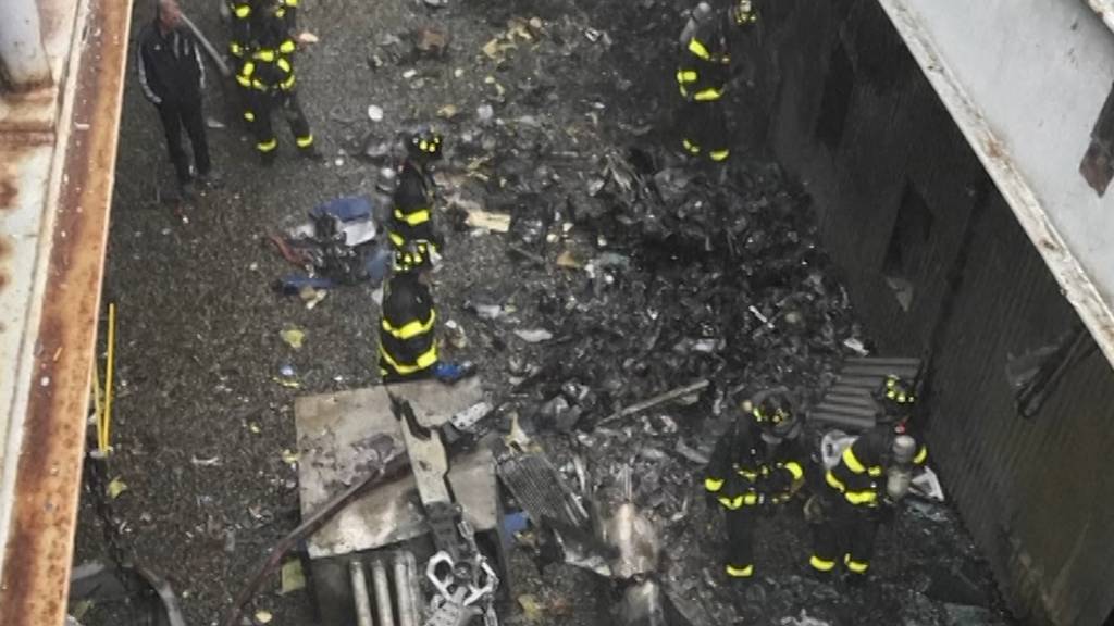 Helikopter stürzt auf New Yorker Wolkenkratzer