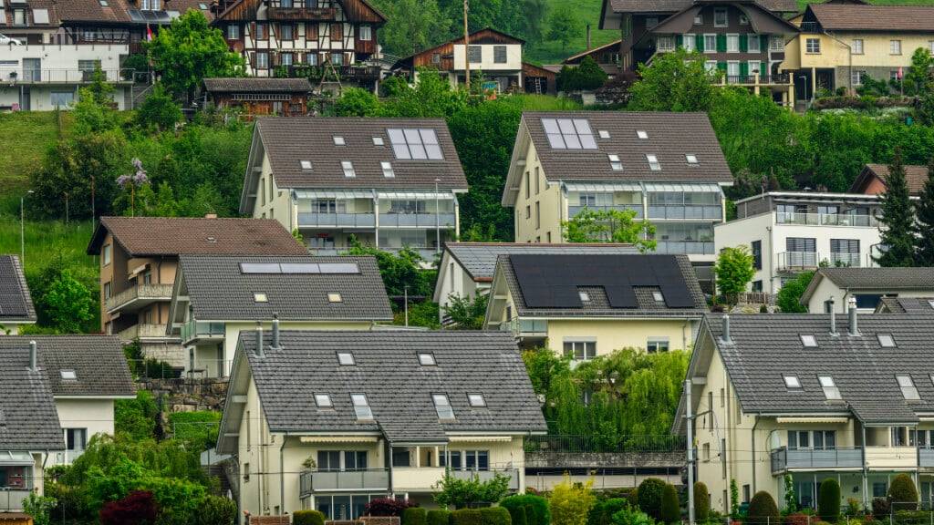 Im ersten Halbjahr stiegen die Preise für Einfamilienhäuser schweizweit im Schnitt um 3,4 Prozent. (Archivbild)