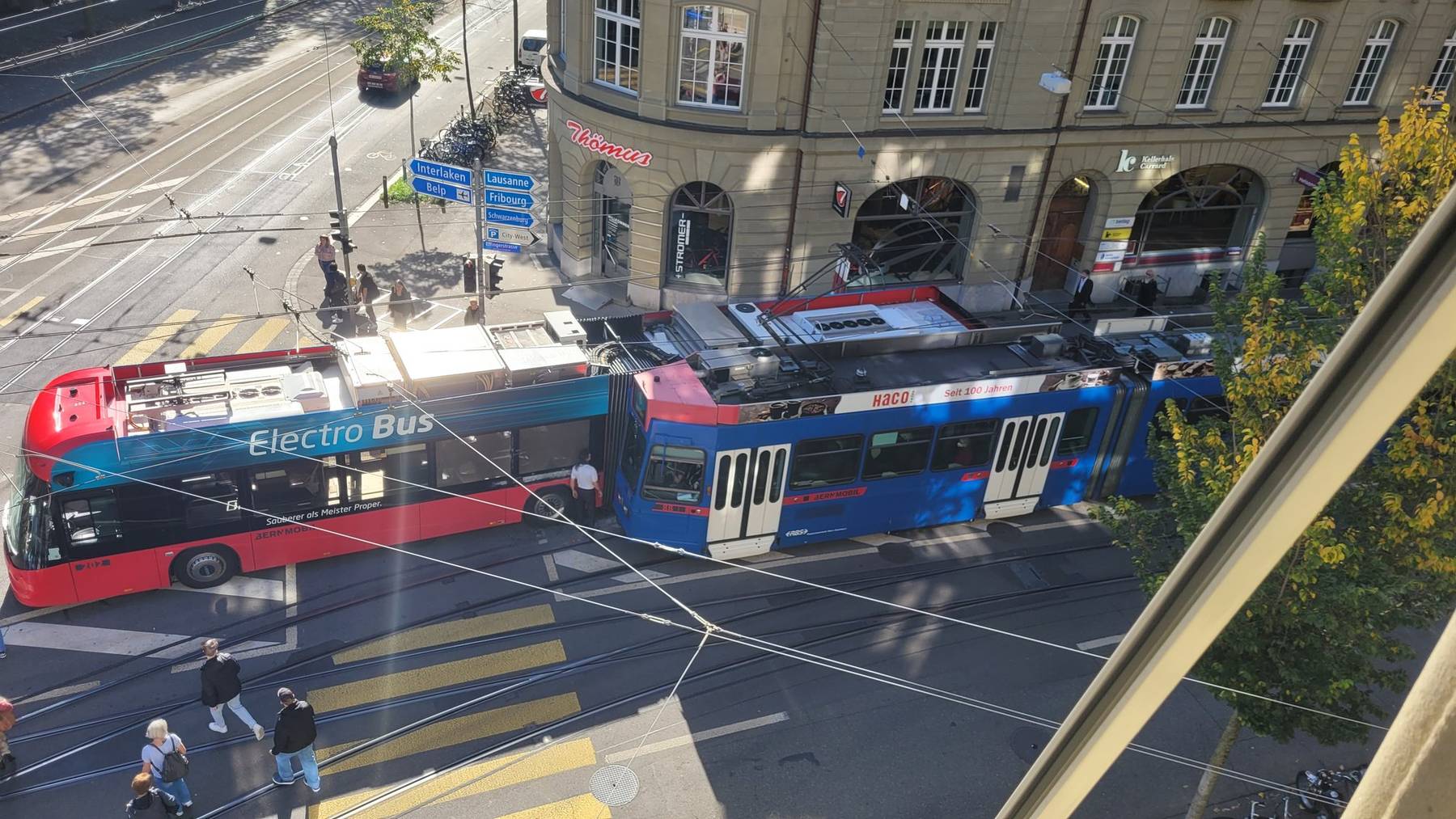 Auf der Effingerstrasse kollidierte ein Bus mit einem Tram.