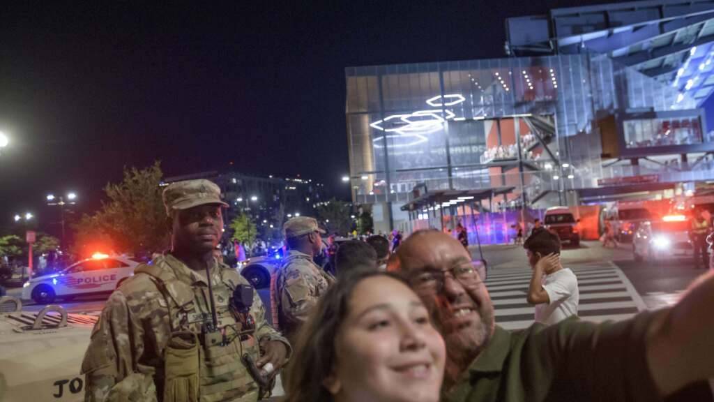 Menschen machen Selfies mit der Nationalgarde des Districts of Columbia (Archivbild). Foto: Rod Lamkey/AP/dpa