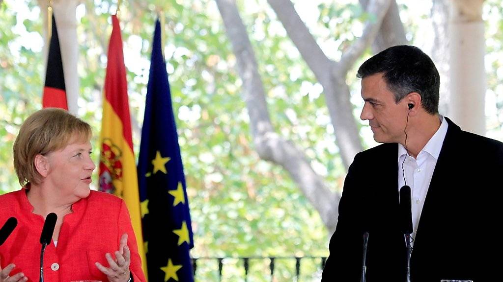 Der spanischen Ministerpräsident Pedro Sanchez und die deutsche Kanzlerin Angela Merkel bei einer Pressekonferenz im südspanischen Sanlúcar de Barrameda.
